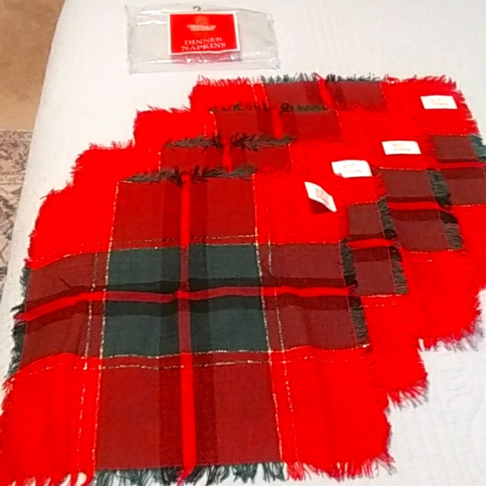 Set of 4 plaid holiday napkins, new in package